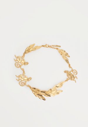 Χρυσό κολιέ με συνδεδεμένα μοτίβα φύλλων και τρεις γοητευτικές μαϊμούδες σε παιχνιδιάρικες στάσεις, σε απλό λευκό φόντο.