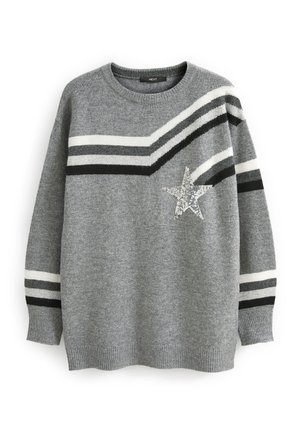 Pull en maille gris avec des rayures diagonales blanches et noires sur la poitrine et les manches, orné d'une étoile en sequins argentés sur le côté gauche.
