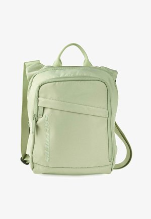 Mochila verde claro hecha de un tejido duradero. Cuenta con un bolsillo frontal con cremallera y un asa en la parte superior. Incluye una correa para el hombro ajustable.