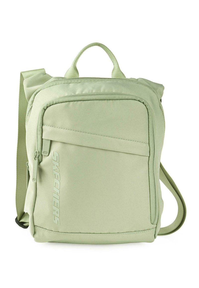 Mochila verde claro hecha de un tejido duradero. Cuenta con un bolsillo frontal con cremallera y un asa en la parte superior. Incluye una correa para el hombro ajustable.