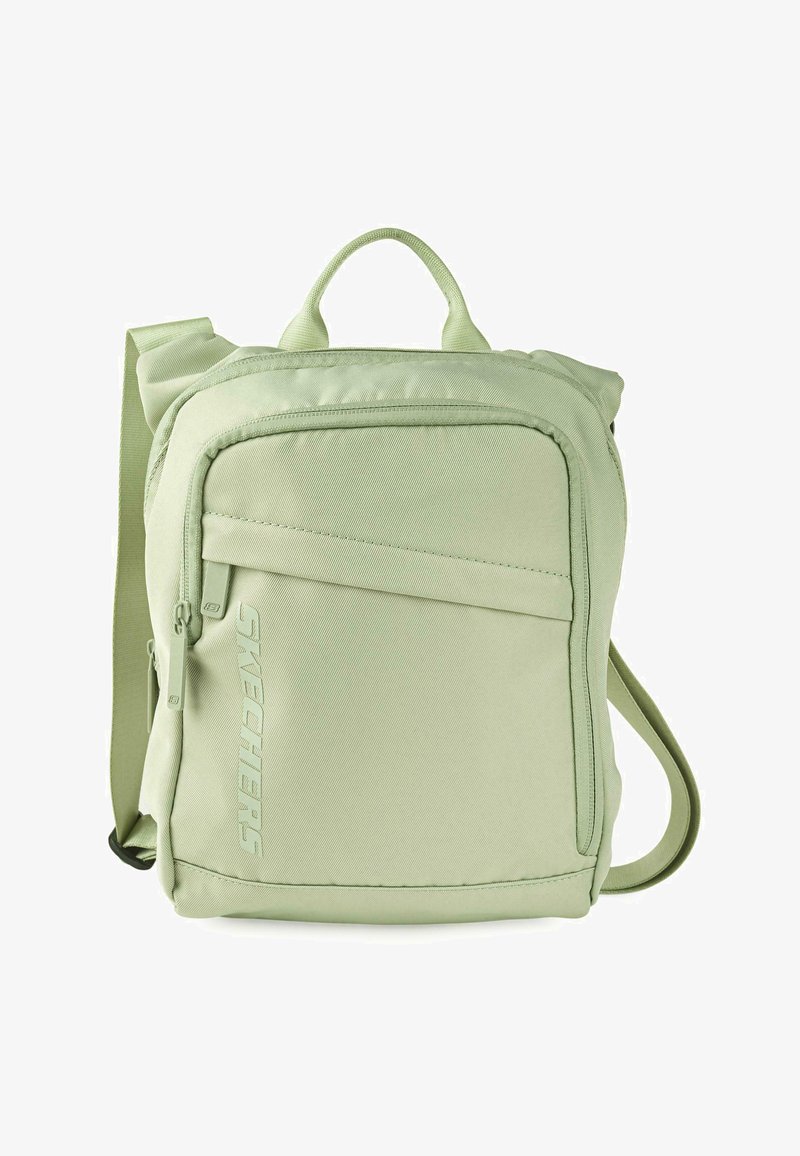 Mochila verde claro hecha de un tejido duradero. Cuenta con un bolsillo frontal con cremallera y un asa en la parte superior. Incluye una correa para el hombro ajustable.