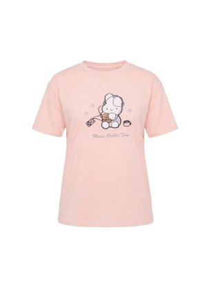 Lyserød T-shirt med en tegneserie-kanin med hovedtelefoner, der holder en bamse og lytter til musik. Teksten lyder: “Music Rabbit Day.”