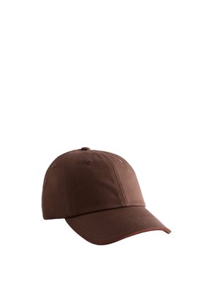 Casquette de baseball marron à six panneaux avec œillets de ventilation cousus et visière incurvée, présentée sur fond blanc.