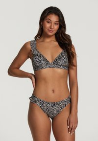 Bikini set z leopardjim vzorcem, ki vključuje nabrane naramnice in obrobe. Zgornji del ima V-izrez; hlačke so hipster stil z nabrano obrobo.