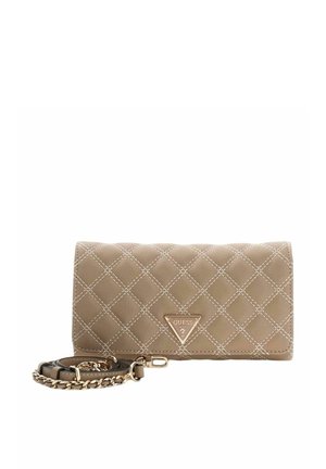 Portefeuille matelassé beige avec couture blanche, arborant un logo triangulaire doré. Comprend une chaîne détachable et une bandoulière en cuir pour plus de polyvalence.