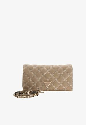 Portefeuille matelassé beige avec couture blanche, arborant un logo triangulaire doré. Comprend une chaîne détachable et une bandoulière en cuir pour plus de polyvalence.