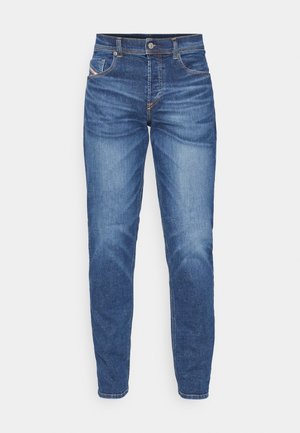 Lysblå denimjeans med slim fit, fem lommer, diskret slidser på lårene og kontrasterende orange syninger.