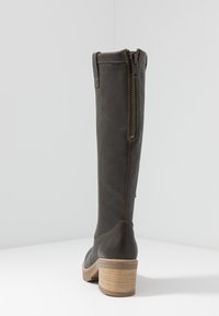 Tmavě zelené kožené kozačky ke kolenům se zipem na boku; syntetický podpatek s lehkým dřevěným vzhledem; hladká textura, zaoblená špička.