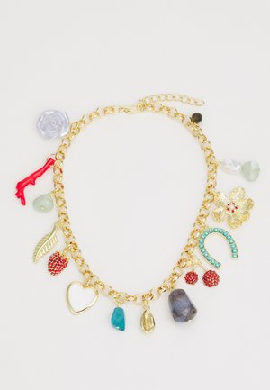 Collier en chaîne en or avec divers pendentifs : rose, main, feuille, cœur, fraise, fer à cheval, pierre turquoise et accents floraux décoratifs.