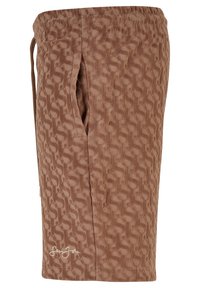 Shorts bruns texturés mi-longueur avec poche latérale et taille à cordon, présentant un motif répétitif subtil et une petite signature brodée.