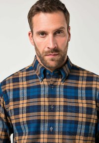 Bruine en blauwe geruite overhemden van katoen flanel, met een button-down kraag, borstzak en contrasterende knoopkleuren.