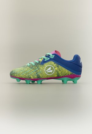 Chaussure de football colorée avec tige texturée verte et jaune, talon bleu, languette rose, lacets bleu sarcelle et crampons bleu sarcelle sur la semelle sur un fond neutre.