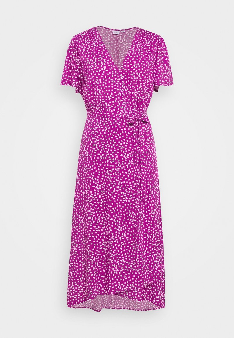 Robe portefeuille violette à manches courtes, motif floral blanc, encolure en V, et ceinture nouée à la taille sur fond uni.