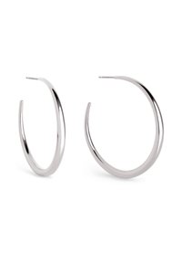 Pendientes de aro de plata con un acabado liso y pulido. Cada pendiente presenta una forma curva y diseño abierto para facilitar su uso.