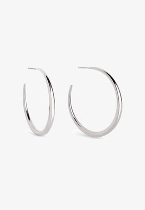 Zilveren creolen met een gladde, gepolijste afwerking. Elke oorbel heeft een gebogen vorm en een open ontwerp voor gemakkelijk dragen.