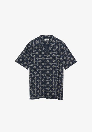 Chemise bleu marine à manches courtes avec boutons, motifs géométriques losanges blanc cassé et col plat.