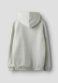 Sudadera con capucha gris de textura suave, que cuenta con capucha y puños acanalados, diseñada con un ajuste relajado y detalles mínimos de costura.