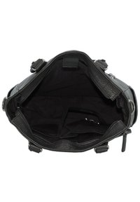 Borsa a mano in pelle nera con un'esterno testurizzato. L'interno è in tessuto nero ed è dotato di scomparti e di una tasca con zip. Design ad apertura superiore.
