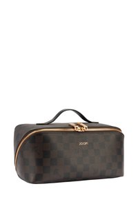 Bruine geruite cosmetische tas van gestructureerd materiaal, met een gouden ritssluiting en logo, en een bovenhandvat voor gemakkelijk dragen.