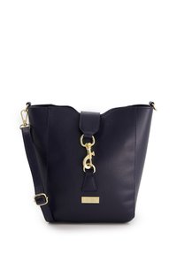Navyblauer Leder-Eimerbeutel mit goldfarbenen Beschlägen und einem Vorderverschluss. Verfügt über einen abnehmbaren Riemen und eine strukturierten Oberfläche. Logo-Tag vorhanden.