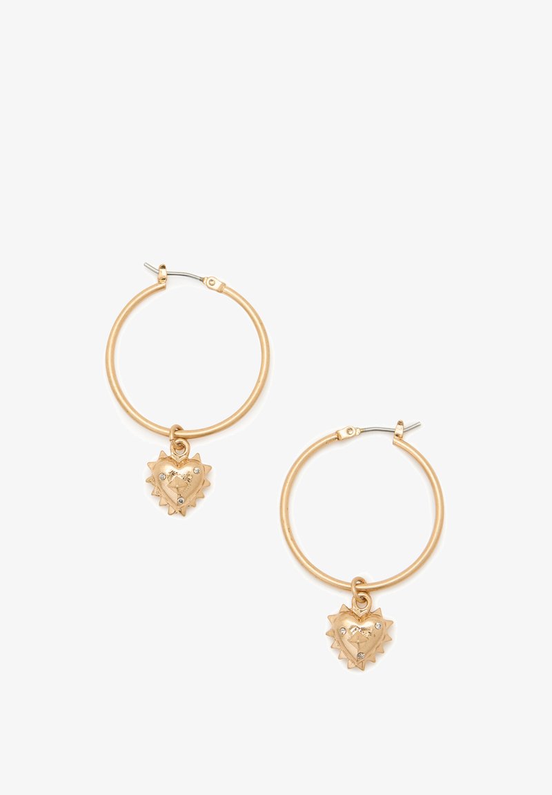Goldfarbene Creolen mit einem herzförmigen Charme, der mit Stacheln und kleinen Strasssteinen verziert ist. Die Creolen sind rund und haben eine glatte Oberfläche.