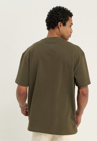 YOURTURN UNISEX BASIC OVERSIZED T-SHIRT - Jednoduché tričko - khaki