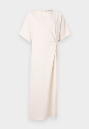 Abito color crema con colletto rotondo, maniche corte e dettaglio a torsione laterale. Realizzato in un tessuto leggero e liscio.