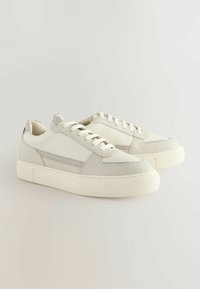 Unausgewählt, white