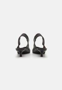Fekete bőr slingback cipők kis, ívelt sarokkal. Simasággal és nyitott hátsó kialakítással rendelkeznek, pleátelt pánt részlettel.