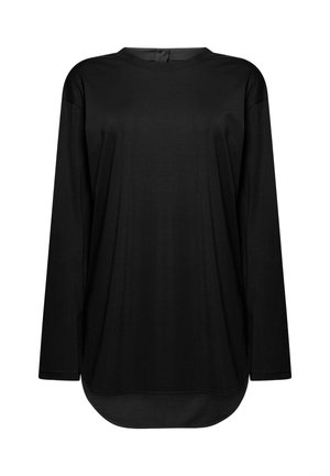 Camicia nera a maniche lunghe con collo giro e orlo curvo, mostrata frontalmente su sfondo bianco.