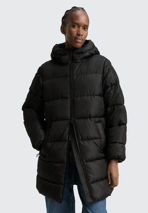 Zwarte gewatteerde jas met een quilted ontwerp, capuchon en ritssluiting aan de voorkant. Beschikt over een losse pasvorm en zijzakken. Glad textuur.