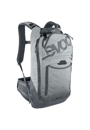 Zaino grigio del marchio Evoc con spallacci imbottiti, più scomparti, tasca frontale in rete e occhiali da sole agganciati alla cerniera superiore.