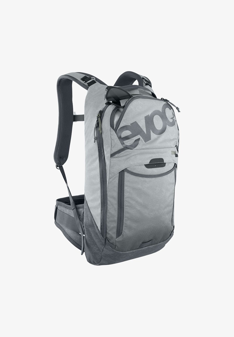 Grauer Evoc-Rucksack mit gepolsterten Schultergurten, mehreren Fächern, Netz-Vordertasche und Sonnenbrille am oberen Reißverschluss befestigt.
