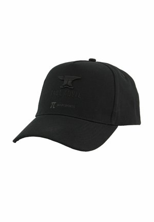 Gorra de béisbol negra con visera curva que presenta un logo en relieve de un yunque y los textos "IRON ANVIL" y "JAY-PI SPORTS" en el frente.