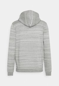 Felpa grigia a righe con cappuccio regolabile, maniche lunghe e polsini a costine. Realizzata in materiale morbido con una finitura testurizzata.