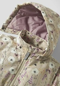 Giacca leggera a fantasia floreale in beige, dotata di cappuccio, chiusura con zip e morbida fodera viola. Include bottoni a pressione e un'esterno testurizzato.