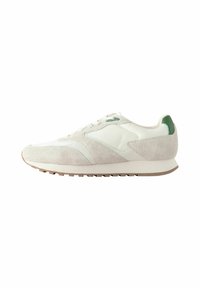 Hellgraue Sneakers mit einem Obermaterial aus Wildleder und glattem Leder, weißen Schnürsenkeln, grünem Fersenakzent und einer strukturierten Gummisohle.