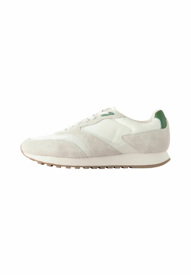 Hellgraue Sneakers mit einem Obermaterial aus Wildleder und glattem Leder, weißen Schnürsenkeln, grünem Fersenakzent und einer strukturierten Gummisohle.