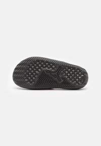 Jordan JUMPMAN SLIDE - Matalakantaiset pistokkaat - university red/black