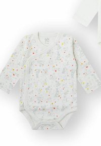 Body de bebé de manga larga en algodón gris claro, con estampados de corazones multicolores y animales. Diseño cruzado con cierres de presión en la parte inferior.