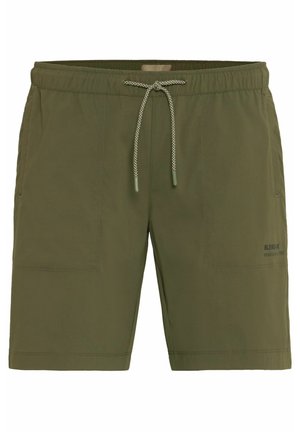 Pantaloni corti verde oliva con cintura elastica, cordoncino regolabile, due tasche laterali e marchio discreto in basso a destra.