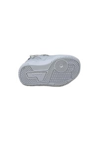 Sneaker bianco con tomaia in pelle liscia, punta rotonda e suola in gomma texturizzata con motivo esagonale e dettagli del logo.