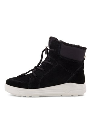 Bottines en suède noir avec une semelle en caoutchouc blanc, dotées d'un col rembourré, d'un devant à lacets et d'une surface texturée.