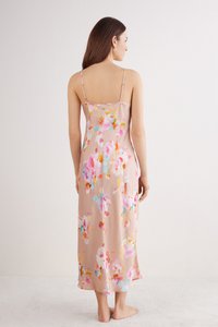 Bloemen chemise van zachtroze stof met spaghettibandjes, voorzien van een kleurrijk bloemenpatroon op de achterkant en een soepel, vloeiend design.
