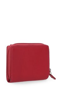 Červená peněženka na zip vyrobená z hladkého syntetického materiálu. Má obdélníkový tvar a kontrastní táhlo zipu. Jednoduchý design bez vzorů.