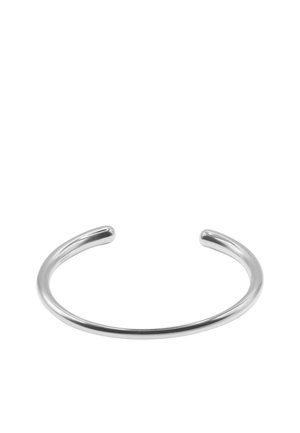 Einfaches offenes silbernes Manschettenarmband mit glatten abgerundeten Kanten und polierter Oberfläche vor weißem Hintergrund.