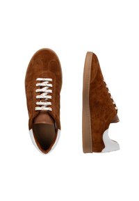 Sneakers in suede marrone con dettaglio bianco sul tallone, caratterizzati da lacci bianchi, dettagli perforati e suola in gomma beige.
