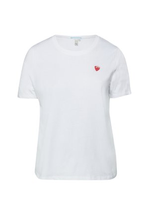 T-shirt blanc à manches courtes avec col rond et petite fraise rouge brodée sur la poitrine gauche.