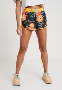 Shorts noirs avec un motif floral orange vif, des accents turquoise et une taille élastique avec cordon de serrage. Tissu léger.