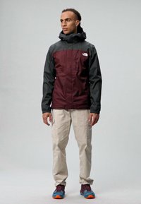 The North Face M QUEST TRICLIMATE JACKET - Chaqueta outdoor - alpine plum/asphalt grey